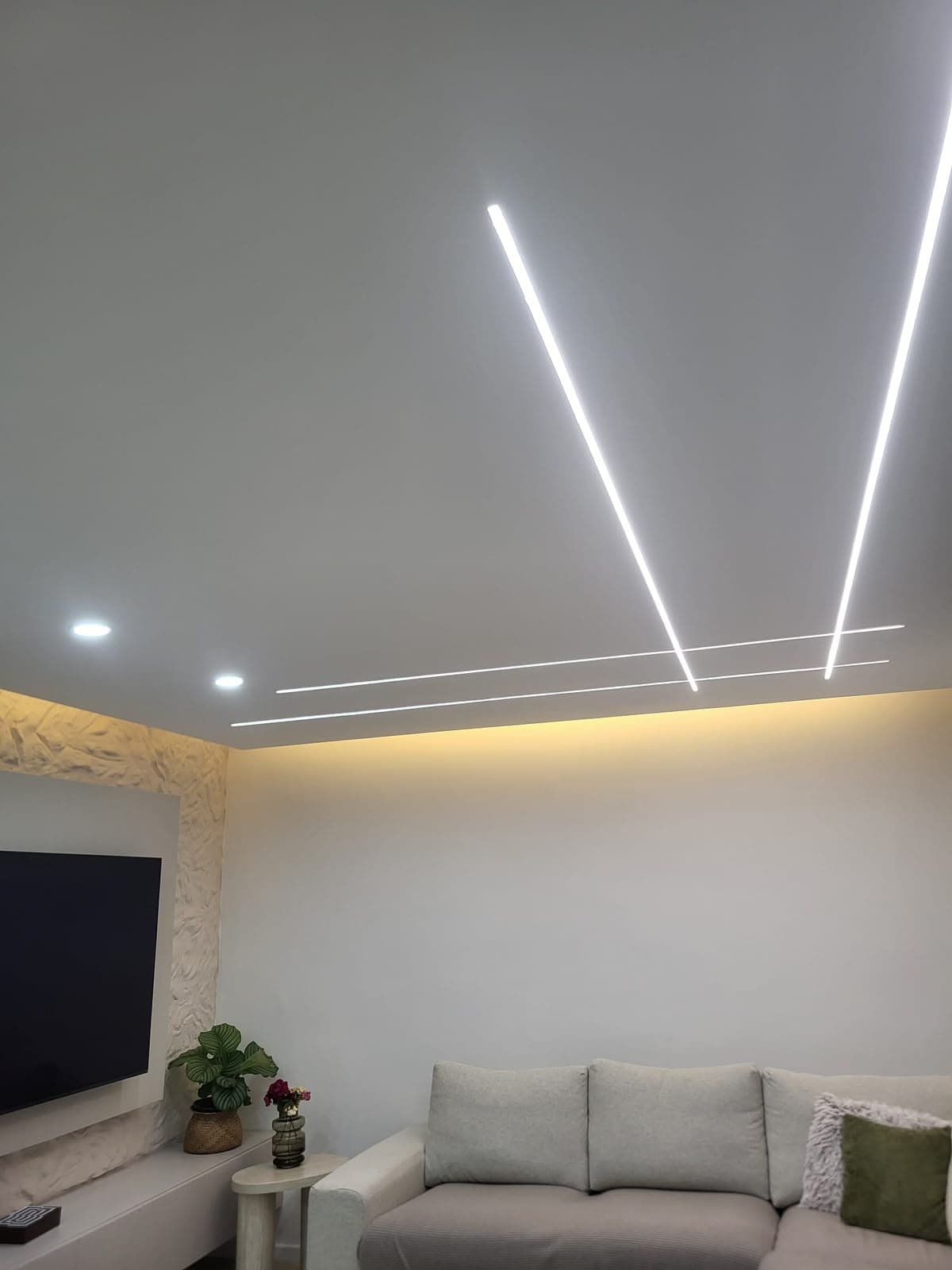 Decken- & Lichtdesign – Modernes Wohnzimmer